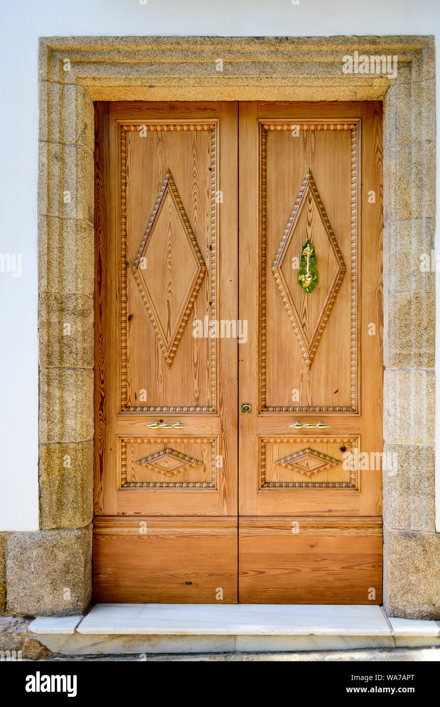 Porte in legno decorate in legno intagliato tradizionale spagnolo moderno la Coruna, Spagna. Foto Stock