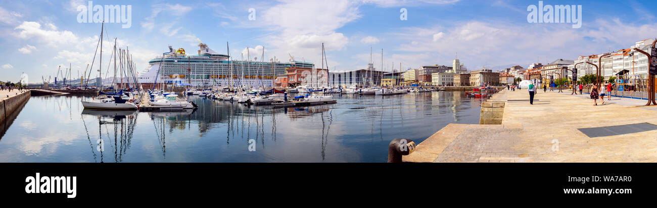 Porto di Marina una nave da crociera panoramica la Coruna Indipendenza dei mari e yacht ancorati a la Coruna, Spagna. Foto Stock