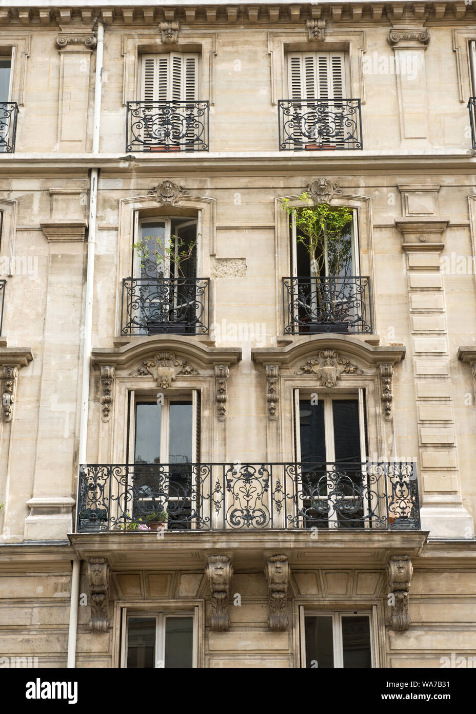 Appartamento windows in costosi centrale di Parigi, Francia Foto Stock