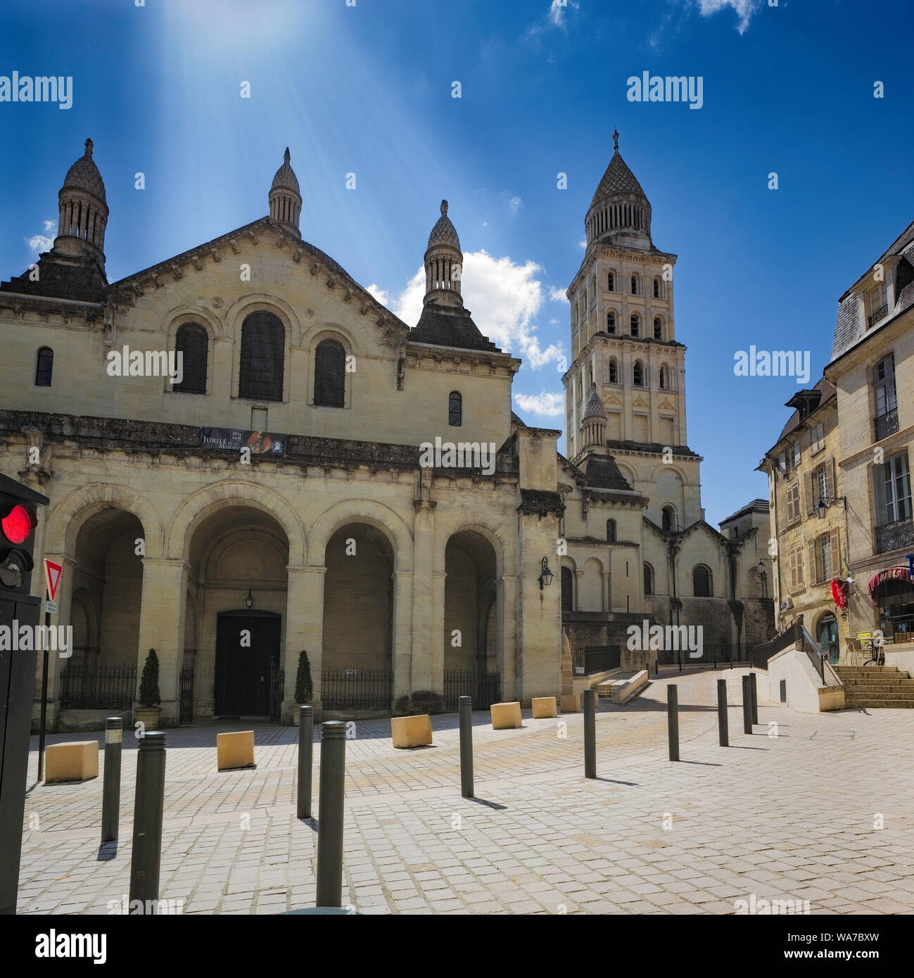 Raggi crepuscolari su San davanti la cattedrale, Périgueux Foto Stock