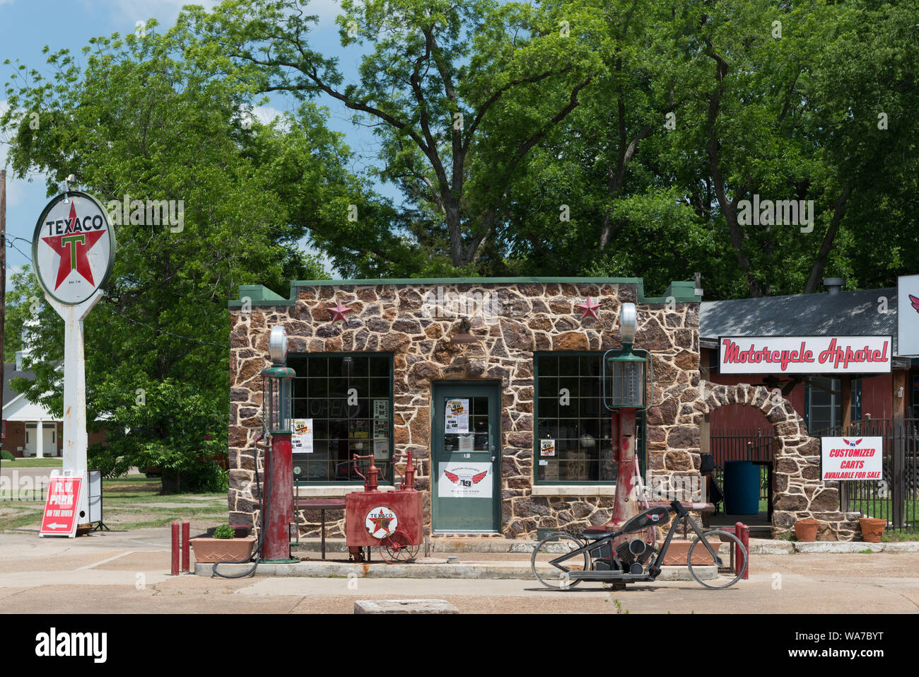 Una vecchia stazione di gas (ora una motocicletta shop) in Jefferson, una cittadina nella contea di Marion nel Texas orientale sulla cui strada principale quasi ogni edificio commerciale, e molte case vicine, hanno un marcatore storico Foto Stock