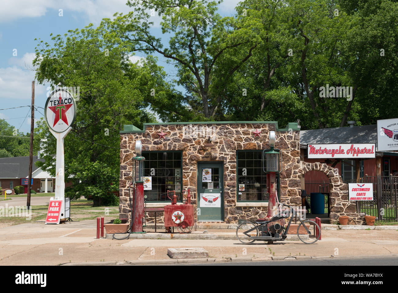 Una vecchia stazione di gas (ora una motocicletta shop) in Jefferson, una cittadina nella contea di Marion nel Texas orientale sulla cui strada principale quasi ogni edificio commerciale, e molte case vicine, hanno un marcatore storico Foto Stock
