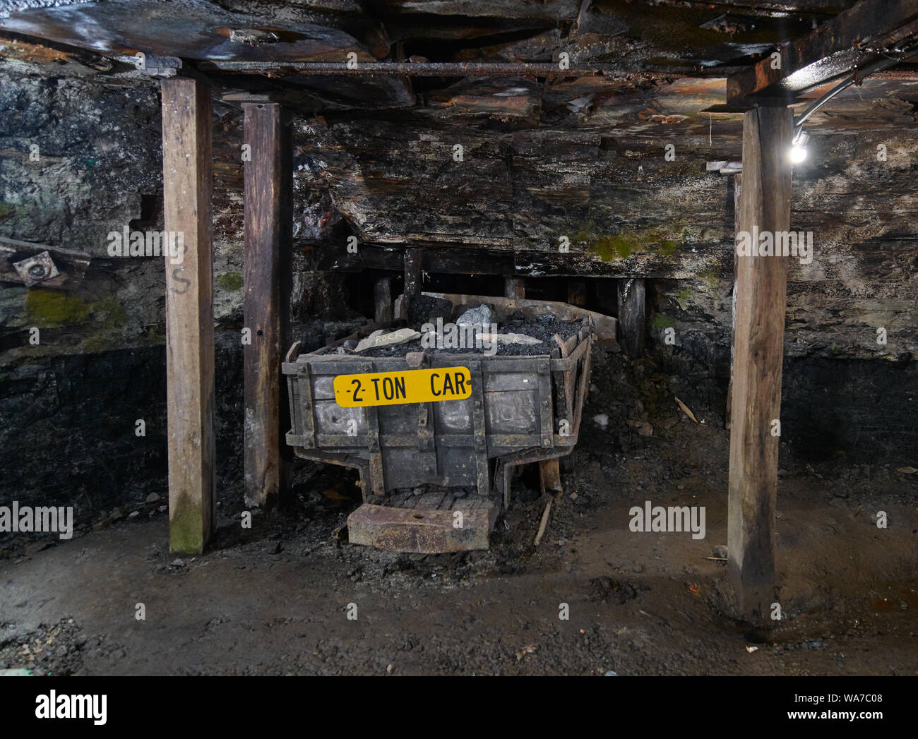 Un minerale di vecchia auto entro 1.500 piedi di passaggi sotterranei a Beckley Mostra della miniera di carbone, una miniera ripristinato una volta azionato dalla famiglia Phillips nel tardo ottocento in che cosa ora è di proprietà della città di Beckley, West Virginia e situato nella città del nuovo Parco Fiume Foto Stock
