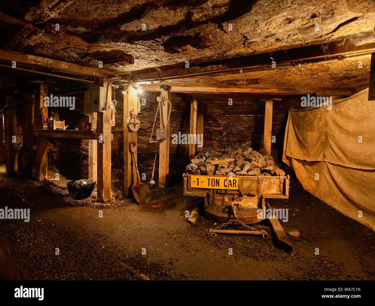 Un minerale di vecchia auto entro 1.500 piedi di passaggi sotterranei a Beckley Mostra della miniera di carbone, una miniera ripristinato una volta azionato dalla famiglia Phillips nel tardo ottocento in che cosa ora è di proprietà della città di Beckley, West Virginia e situato nella città del nuovo Parco Fiume Foto Stock