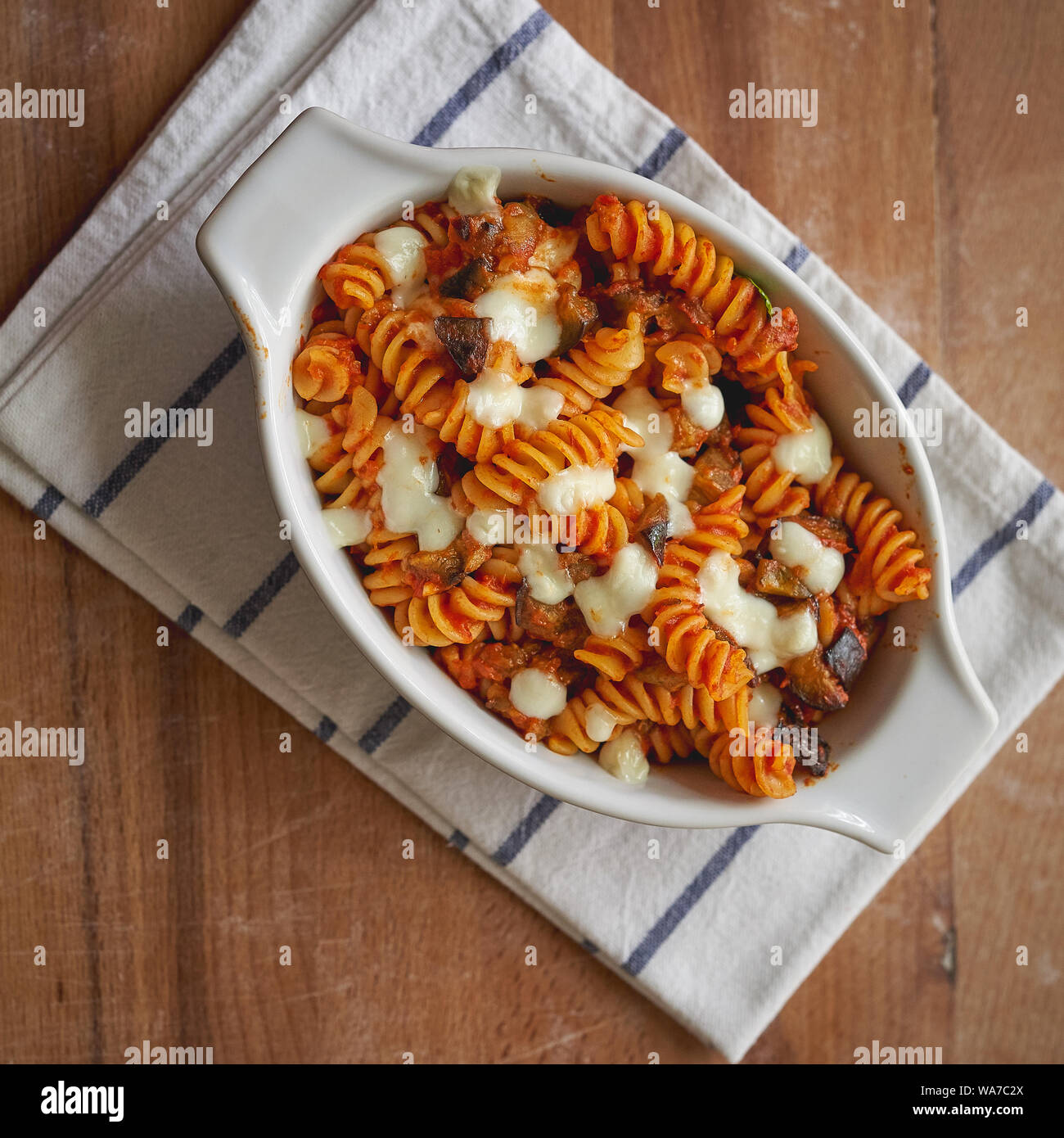 Una pietanza fatta in casa di fusilli 'alla Norma', un siciliano piatto fatto con melanzane fritte, mozzarella o ricotta con salsa di pomodoro e basilico. Foto Stock