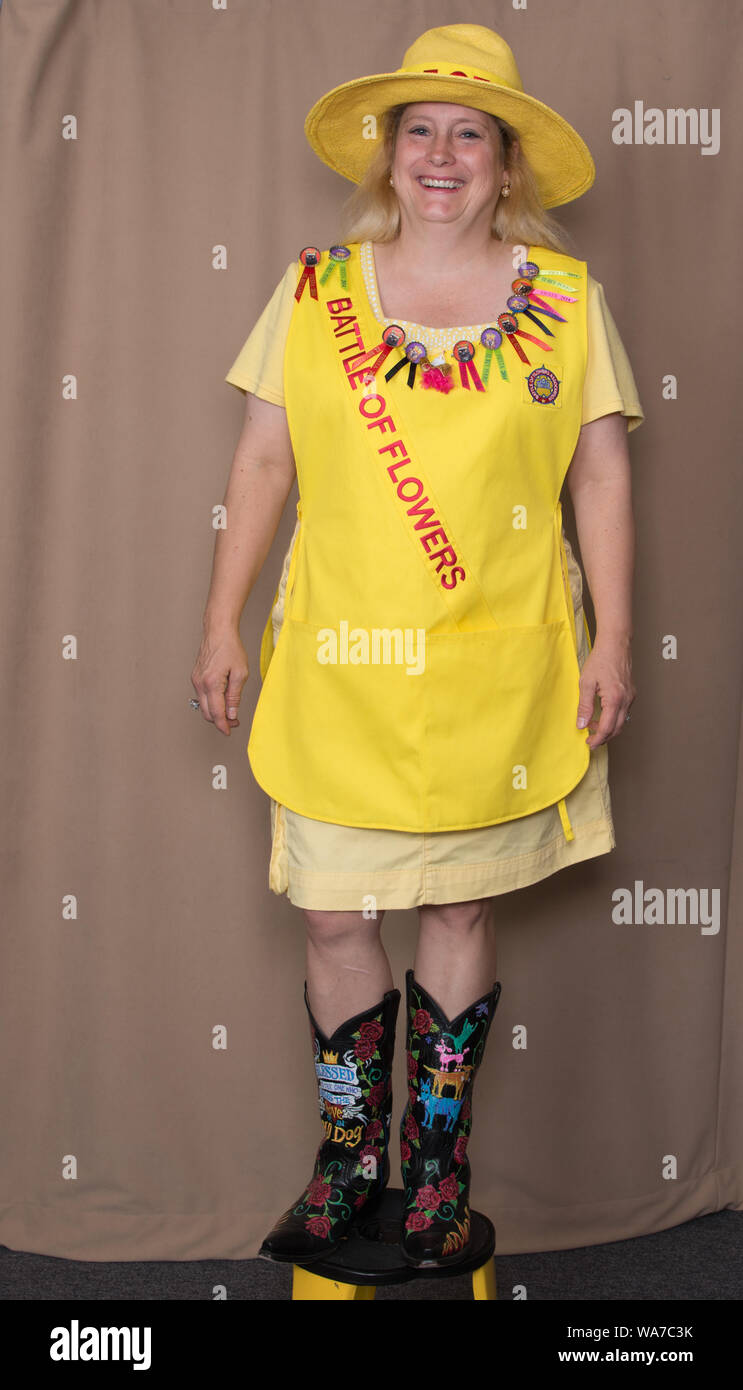 Blocco Anna-Laura, di San Antonio, Texas, modelli la sua creazione esposti nel Hats Off to Fiesta! Evento, promosso dalla University of Texas di San Antonio's Institute of Texan Cultures, come parte del mese-lungo Fiesta San Antonio celebrazione Foto Stock