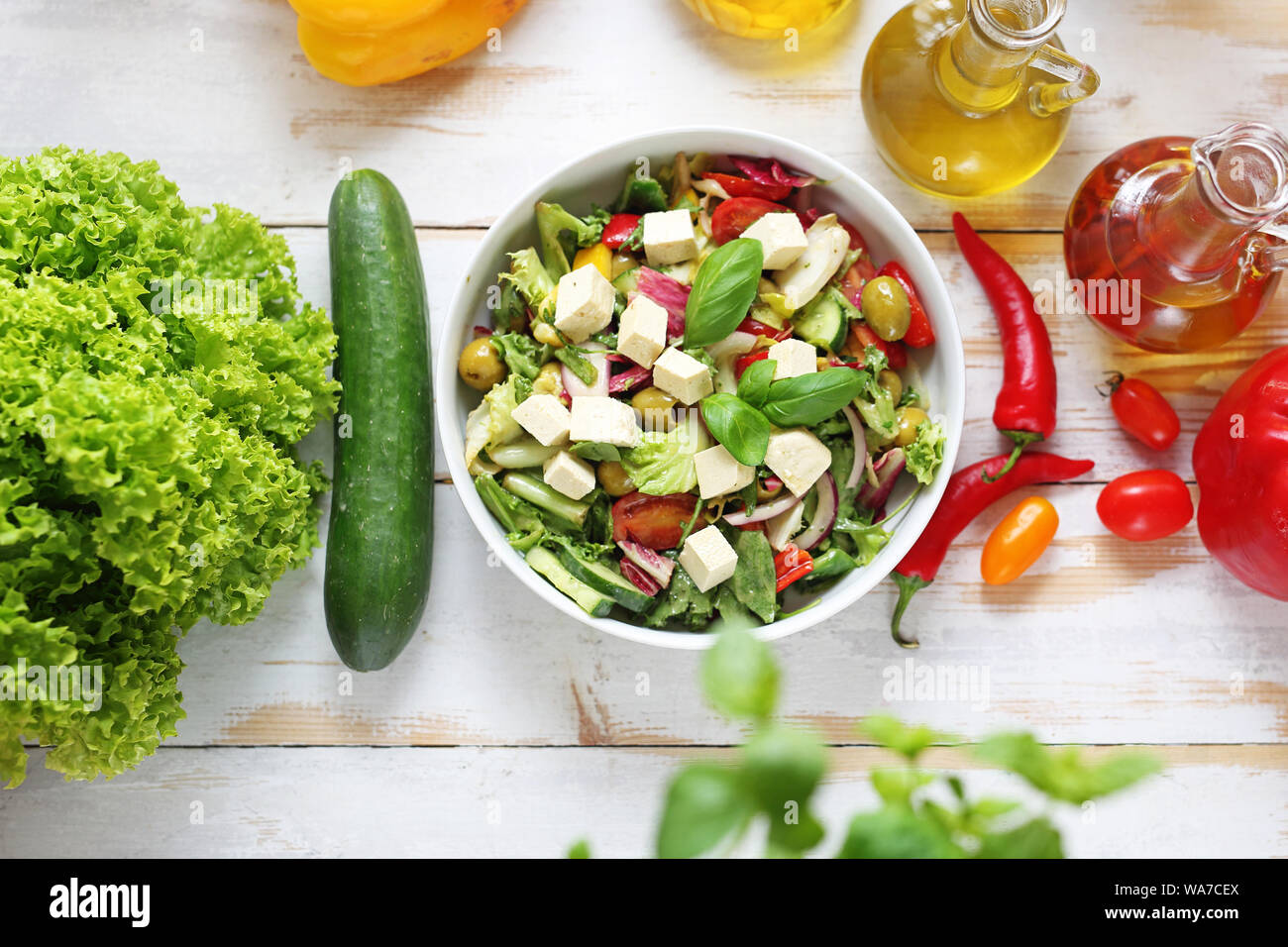 Insalata con tofu e avocado. Una dieta sana. Vista superiore Foto Stock