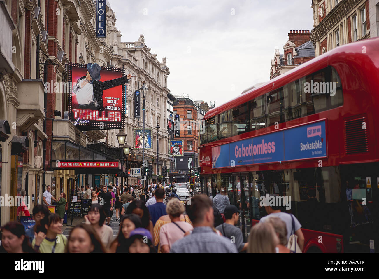 London, Regno Unito - Agosto, 2019. Shaftesbury Avenue, una delle strade principali nel West End di Londra, sede di numerosi teatri. Foto Stock