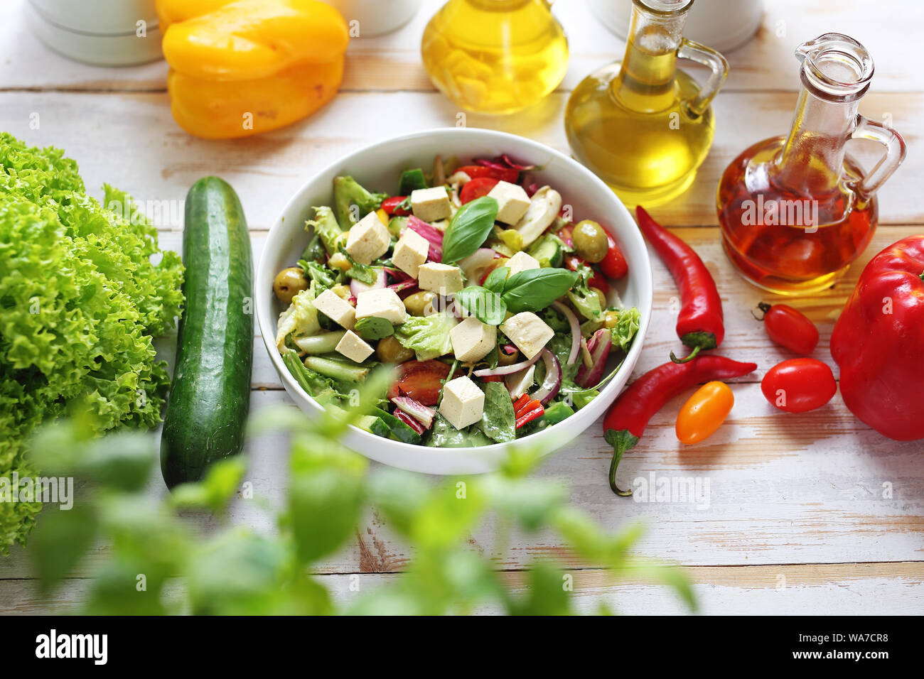 Insalata verde con tofu e avocado. Una dieta sana Foto Stock