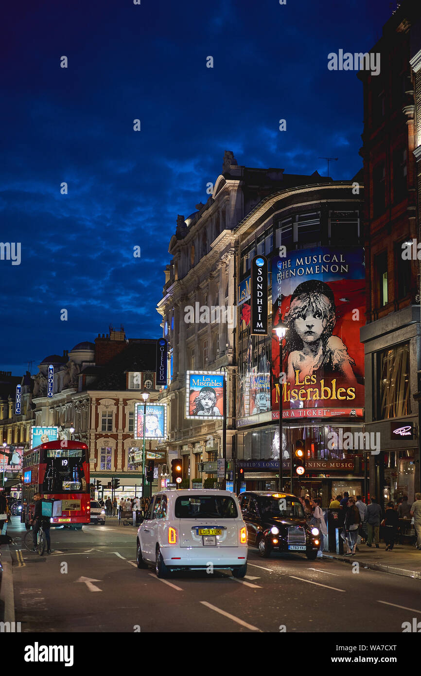London, Regno Unito - Agosto, 2019. Shaftesbury Avenue, una delle strade principali nel West End di Londra, sede di numerosi teatri. Foto Stock