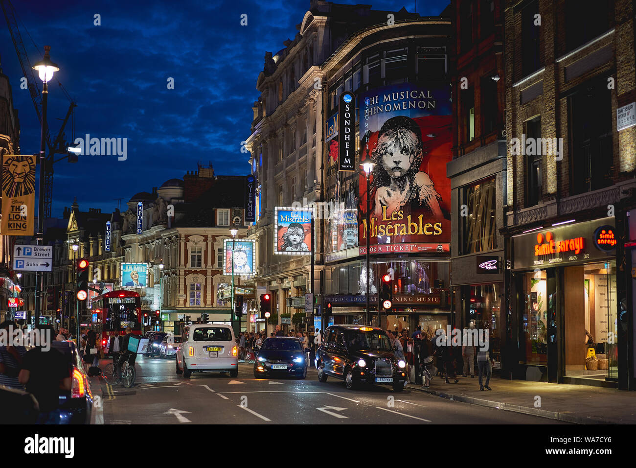 London, Regno Unito - Agosto, 2019. Shaftesbury Avenue, una delle strade principali nel West End di Londra, sede di numerosi teatri. Foto Stock