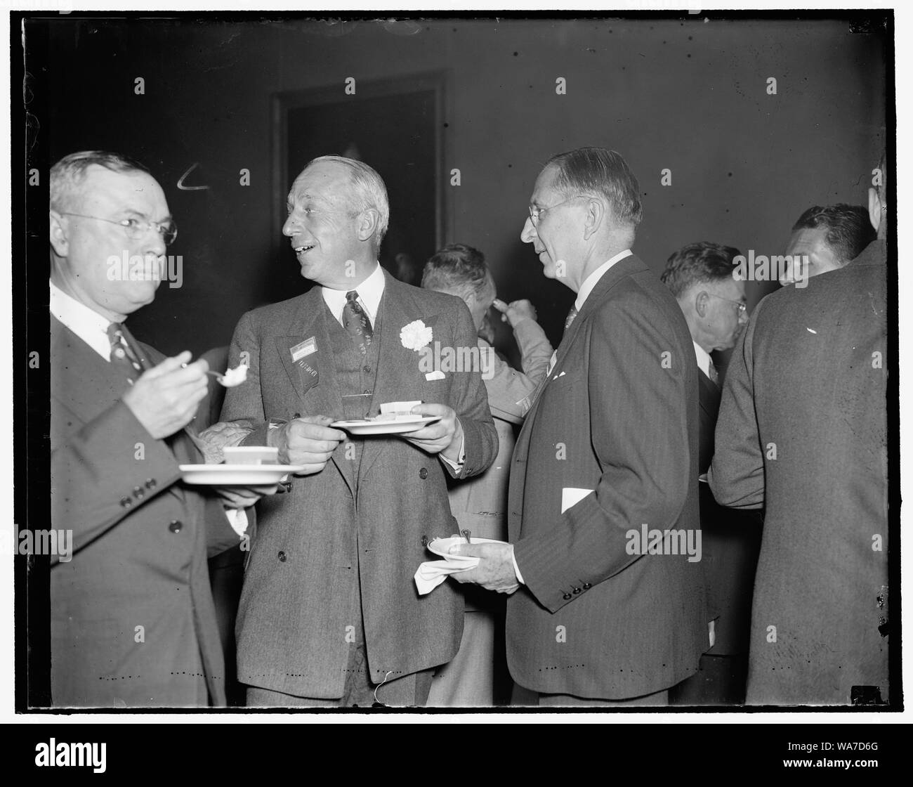 Presso la Camera di Commercio di riunione. Washington, 26 aprile. Harper M. Sibley, Presidente degli Stati Uniti della Camera di commercio, e Lamont Dupont, del Delaware Duponts, godetevi un po' di pranzo tra le sessioni della riunione annuale della Camera di Commercio che ha convocato oggi. Principali imprenditori e industriali provenienti da tutte le parti del paese sono presenti alla riunione, 4/26/1937 Foto Stock