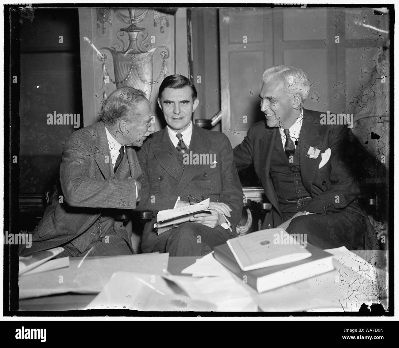 Al Consiglio di Stato dei governi. Washington D.C. Spicca tra i partecipanti alla terza Assemblea Generale del Consiglio di Stato governi in Campidoglio di oggi sono state, da sinistra a destra: il Governatore Theodore verde, Rhode Island; John G. Winani, ex governatore del New Hampshire ma ora Presidente della sicurezza sociale del Consiglio; e Paolo V. Mcnutt, Presidente del Consiglio di Stato e dei governi ex Governatore dell'Indiana. Gli Stati membri hanno istituito questo gruppo per servire come un forum per lo scambio delle loro opinioni Foto Stock