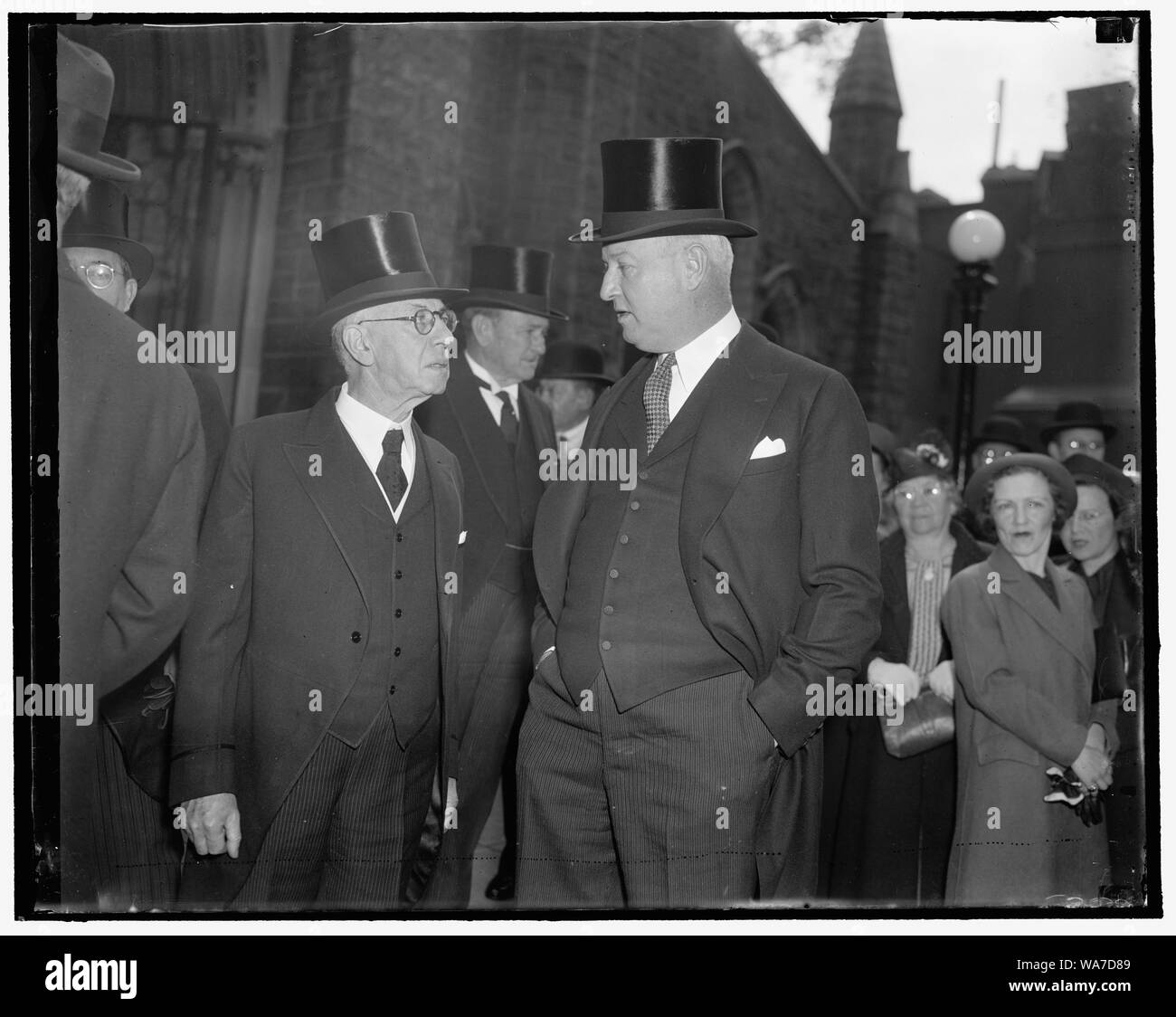 A Morgan riti. Washington, 23 aprile. Postmaster Generale James A. Forbes e Charles A. Michaelson, Direttore delle relazioni con la stampa del partito democratico, a cui hanno partecipato i servizi funebri nella capitale oggi per W. Forbes Morgan, ex tesoriere del comitato nazionale Democratic, 4/23/1937 Foto Stock A Morgan riti. Washington, 23 aprile. Postmaster Generale James A. Forbes e Charles A. Michaelson, Direttore delle relazioni con la stampa del partito democratico, a cui hanno partecipato i servizi funebri nella capitale oggi per W. Forbes Morgan, ex tesoriere del comitato nazionale Democratic, 4/23/1937 Foto Stock