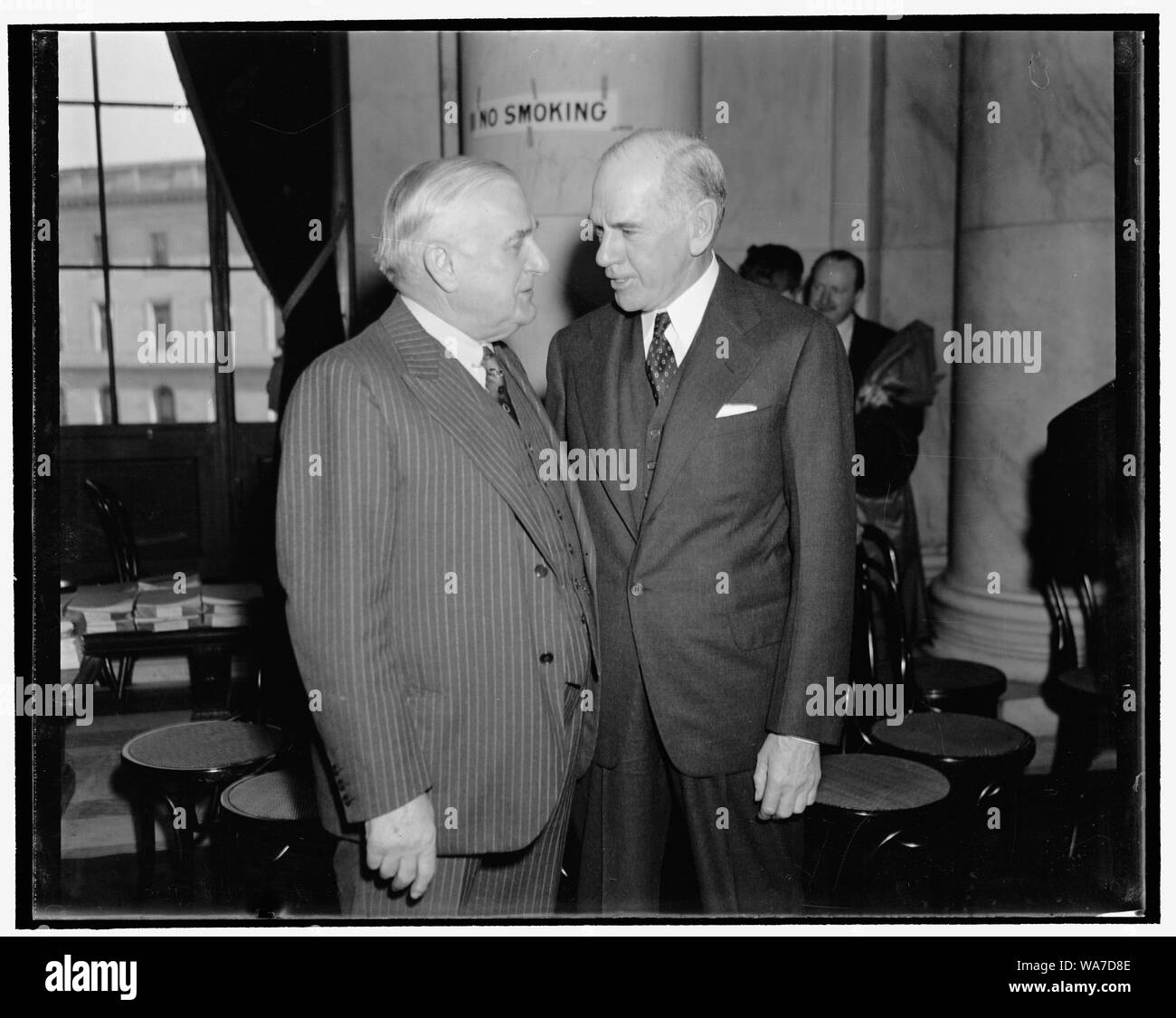 Al comitato di monopolio. Washington D.C., nov. 8. Raffigurato in un huddle alla sessione odierna del monopolio nazionale Comitato sono senatore Joseph Guffey democratici della Pennsylvania e Eugene Grazia, destra, Presidente della Bethlehem Steel Corporation. La Commissione sta effettuando uno studio dell'industria siderurgica Foto Stock