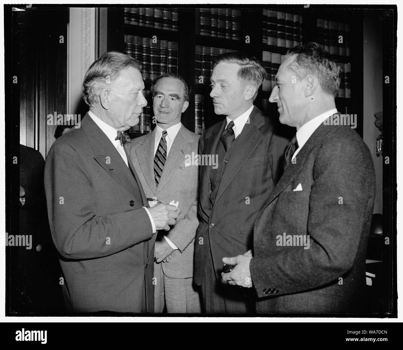 Alla riunione del Senato dove spostare prima di Douglas l'approvazione è stata fatta. Washington, 24 marzo. Il decano del Senato, venerato il senatore William Borah, Attorney General Frank Murphy, Corte suprema incaricato William O. Douglas e presidente della magistratura Sub-Commissione Carl A. BERLINA aveva un powwow prima della riunione del comitato di oggi che ha approvato Douglas per l'adesione nella Corte suprema. l'approvazione verrà indicato il pieno Comitato Giudiziario lunedì prossimo in cui una rapida approvazione è certo. 3-24-39 Foto Stock Alla riunione del Senato dove spostare prima di Douglas l'approvazione è stata fatta. Washington, 24 marzo. Il decano del Senato, venerato il senatore William Borah, Attorney General Frank Murphy, Corte suprema incaricato William O. Douglas e presidente della magistratura Sub-Commissione Carl A. BERLINA aveva un powwow prima della riunione del comitato di oggi che ha approvato Douglas per l'adesione nella Corte suprema. l'approvazione verrà indicato il pieno Comitato Giudiziario lunedì prossimo in cui una rapida approvazione è certo. 3-24-39 Foto Stock