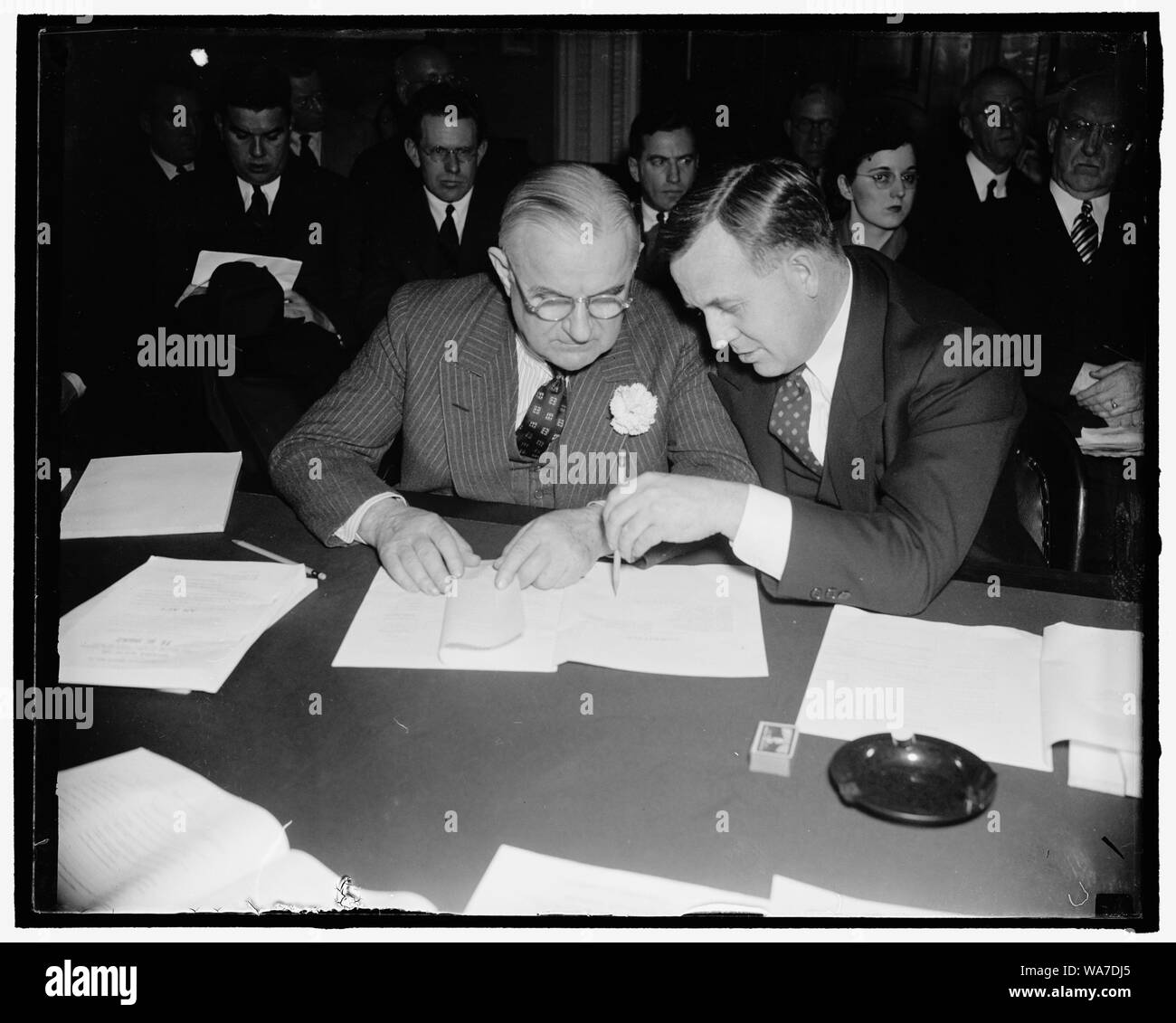 In audizione fiscale. Washington, 17 marzo. Il senatore Joseph Penna., e il senatore Prentiss marrone (a destra) strappato al tax audizione davanti al comitato del Senato questo pomeriggio, 3/17/38 Foto Stock