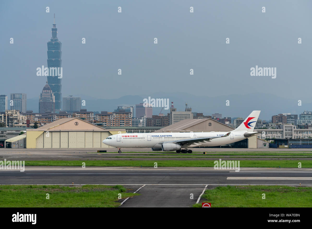TAIPEI, Taiwan - 18 Maggio 2019: China Eastern Airlines Airbus A330-300 tassare al Taipei Aeroporto Songshan di Taipei, Taiwan. Foto Stock