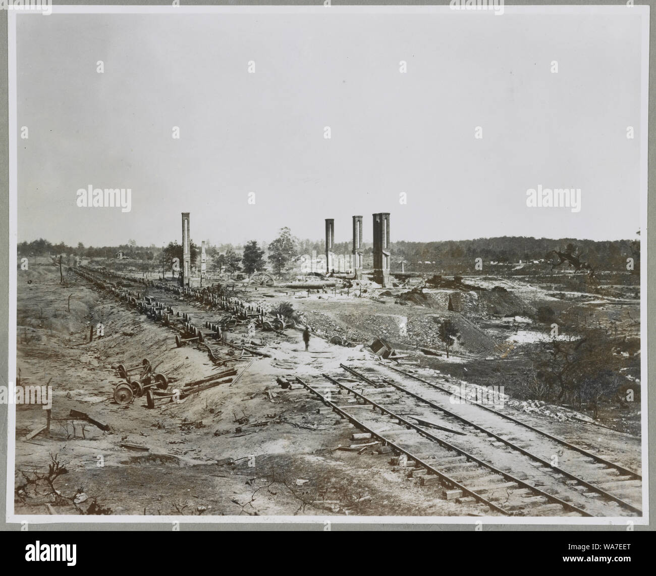 Atlanta, GA, 1864. Distruzione del cofano del treno di artiglieria, Georgia Ferrovia Centrale Foto Stock