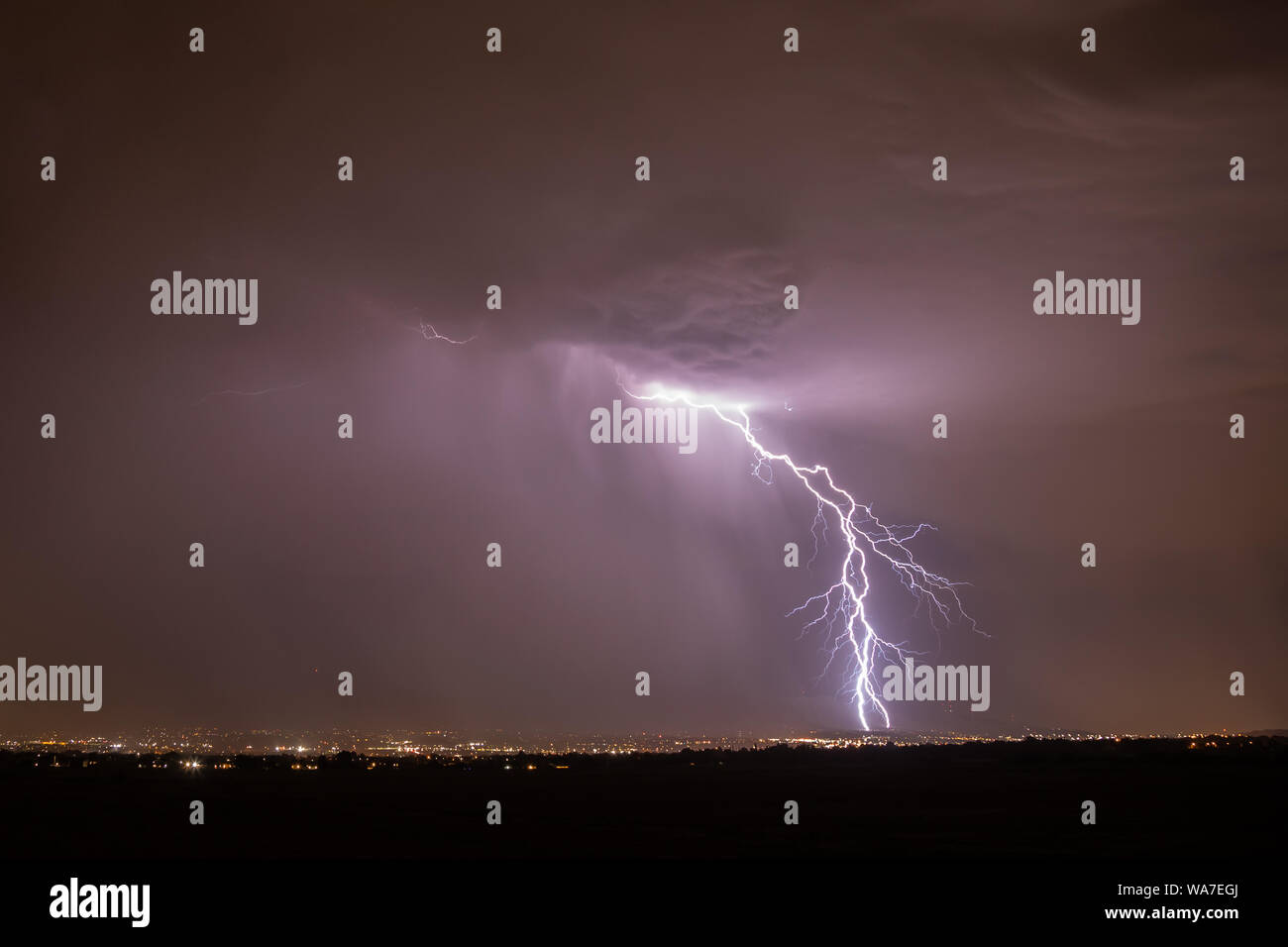 Biforcato fulmine colpisce West El Paso, Texas durante una tempesta estiva Foto Stock