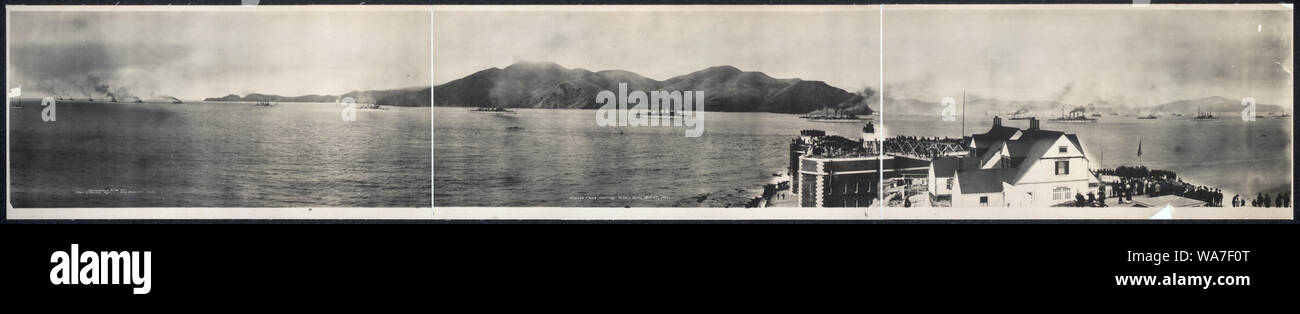 Flotta Atlantica immettendo il Golden Gate, Maggio 6th, 1908; fotografia mostra la grande flotta di bianco per giungere a San Francisco, con la folla a guardare da Fort Point. (Fonte: Charley Seavey, 2012) Foto Stock