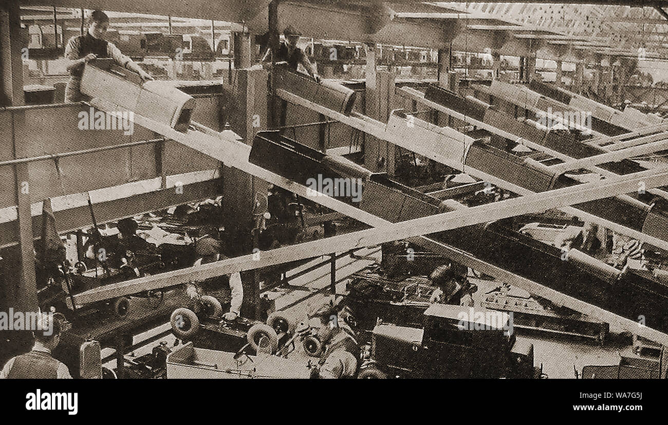 Linee Brothers Ltd, produttore di giocattoli (UK) . Presso il loro picco nel 1947, la società ha sostenuto di essere i più grandi produttori di giocattoli nel mondo. In seguito hanno utilizzato il nome del marchio TRIANG o TRI-ANG, giocattoli e prodotti di marchi come Hornby, Meccano e poco invitante. Questa immagine mostra una vista della Londra di fabbrica la linea di produzione nel dipartimento modello di veicoli a motore. Durante gli anni di guerra hanno fabbricato armi tra cui Sten dei mitra. Foto Stock