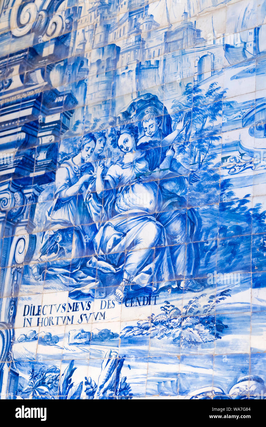 Portogallo Porto Porto Sé do Porto Cattedrale Sé chiostro azulejo blu e bianco pannello di piastrelle scena storica testo latino castello donne voluttuoso dettaglio Foto Stock