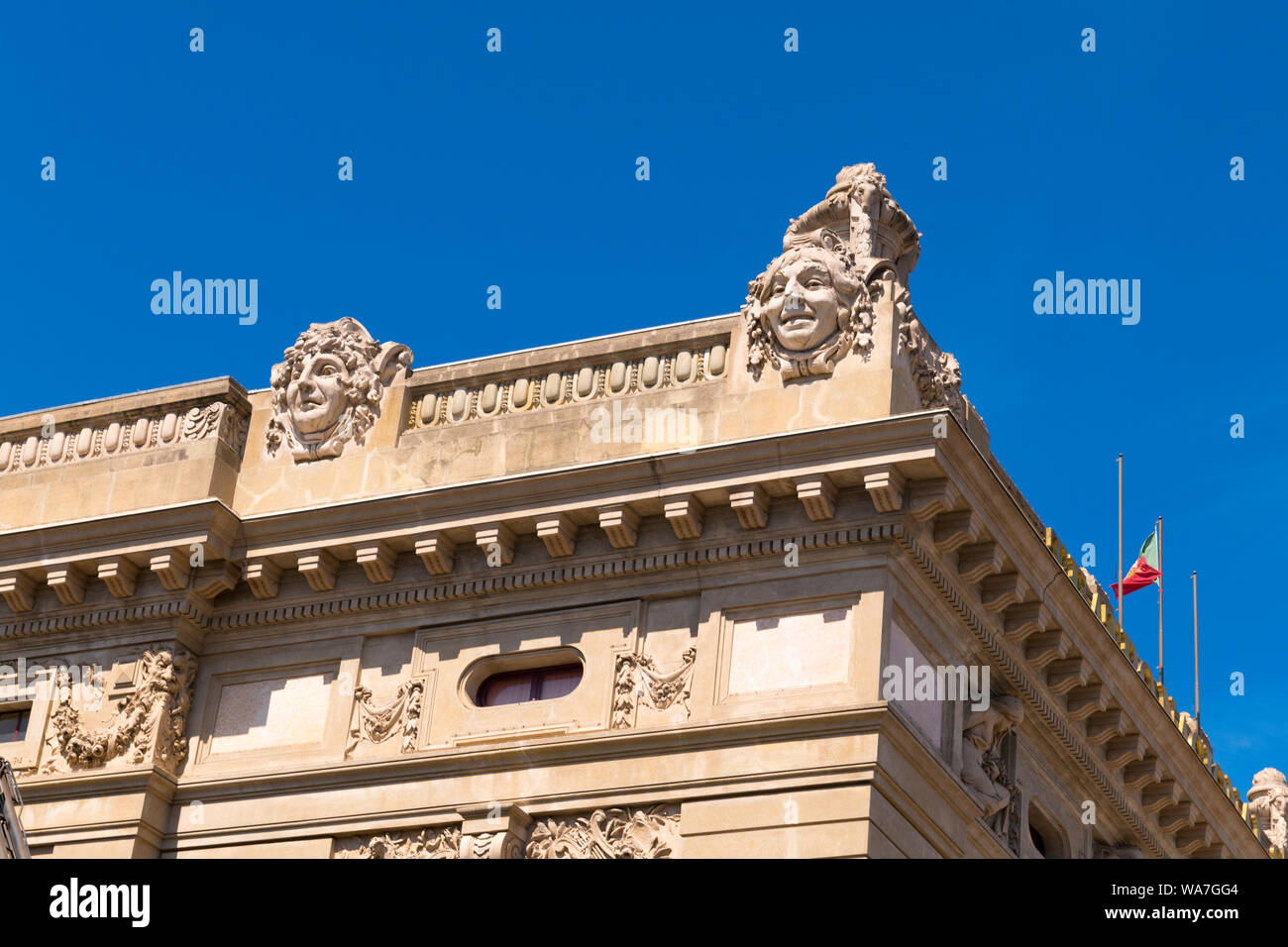 Portogallo Porto Porto São João teatro Teatro Nacional Sāo tetto Joāo dettaglio volti in pietra ricostruita 1934 dopo il fuoco di José Marques da Silva statua di segno Foto Stock