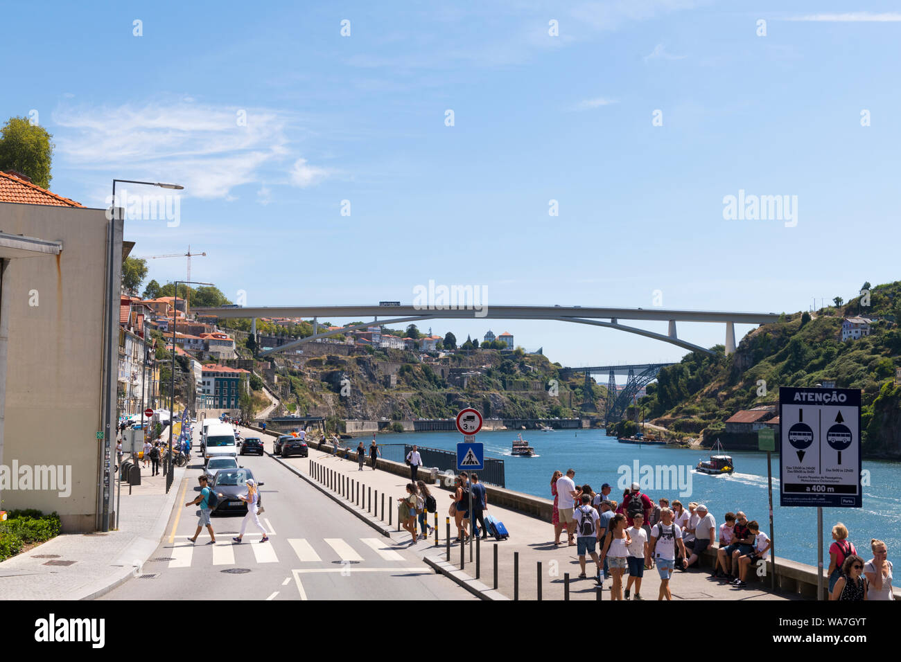 Il Portogallo panorama paesaggio cittadino di Oporto Porto Vila Nova de Gaia su Rio Douro Imbarcazioni da fiume embankment Ponte da Arrábida e Ponte de D Luis Ho Foto Stock