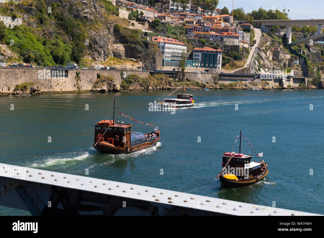 Il Portogallo panorama paesaggio cittadino di Oporto Porto da Vila Nova de Gaia su Rio Douro Imbarcazioni da fiume embankment Ponte Do Infante dal Ponte de D Luis Ho Foto Stock