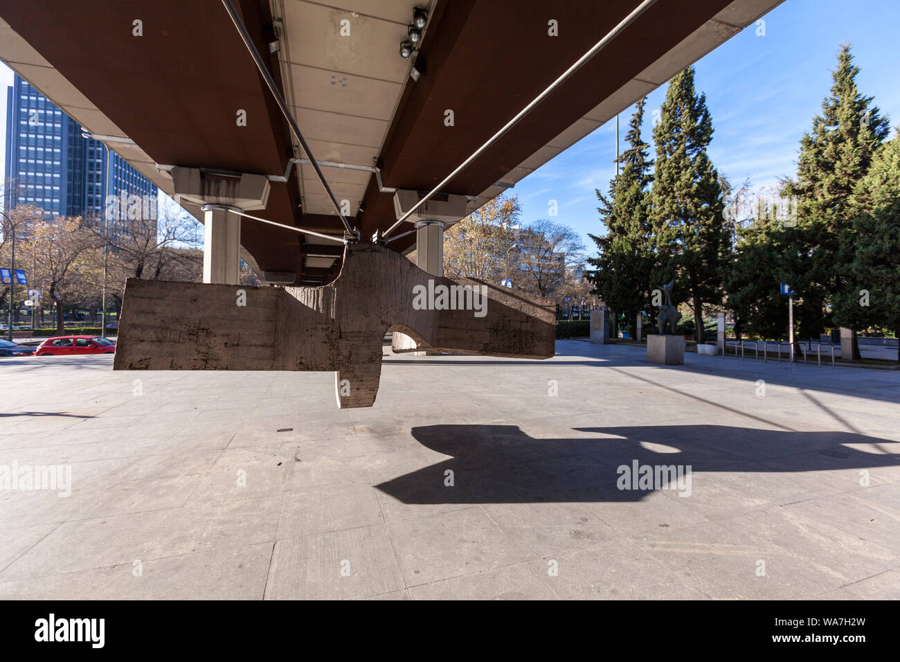 Lugar de encuentros III o La Sirena Varada, da Eduardo Chillida, aperto il Museo di Scultura sul Paseo de la Castellana, Madrid, Spagna Foto Stock