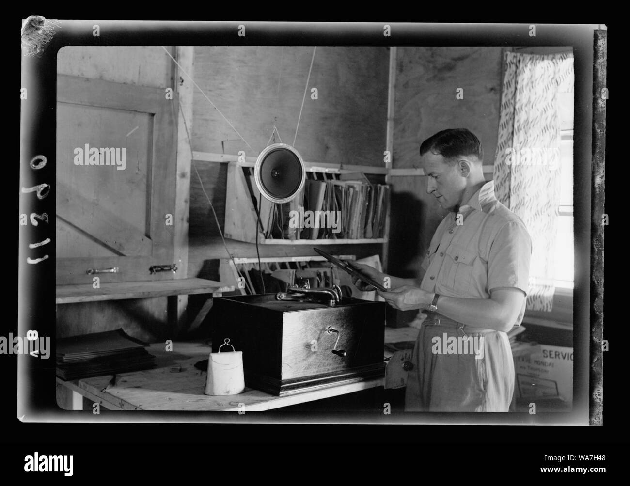 Esercito Australiano Y.M.C.A. in Julis Camp. Immissione gramophone record prima di un microfono Foto Stock