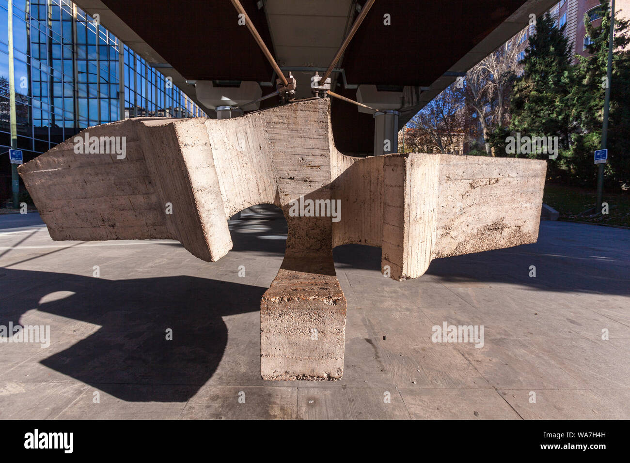 Lugar de encuentros III o La Sirena Varada, da Eduardo Chillida, aperto il Museo di Scultura sul Paseo de la Castellana, Madrid, Spagna Foto Stock