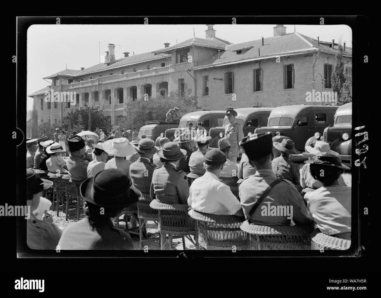 Australian dono alla Croce Rossa britannica di 9 la Croce Rossa ambulanze. Signore Somers rivolgendosi alla folla mostrando ambulanza nella parte posteriore Foto Stock
