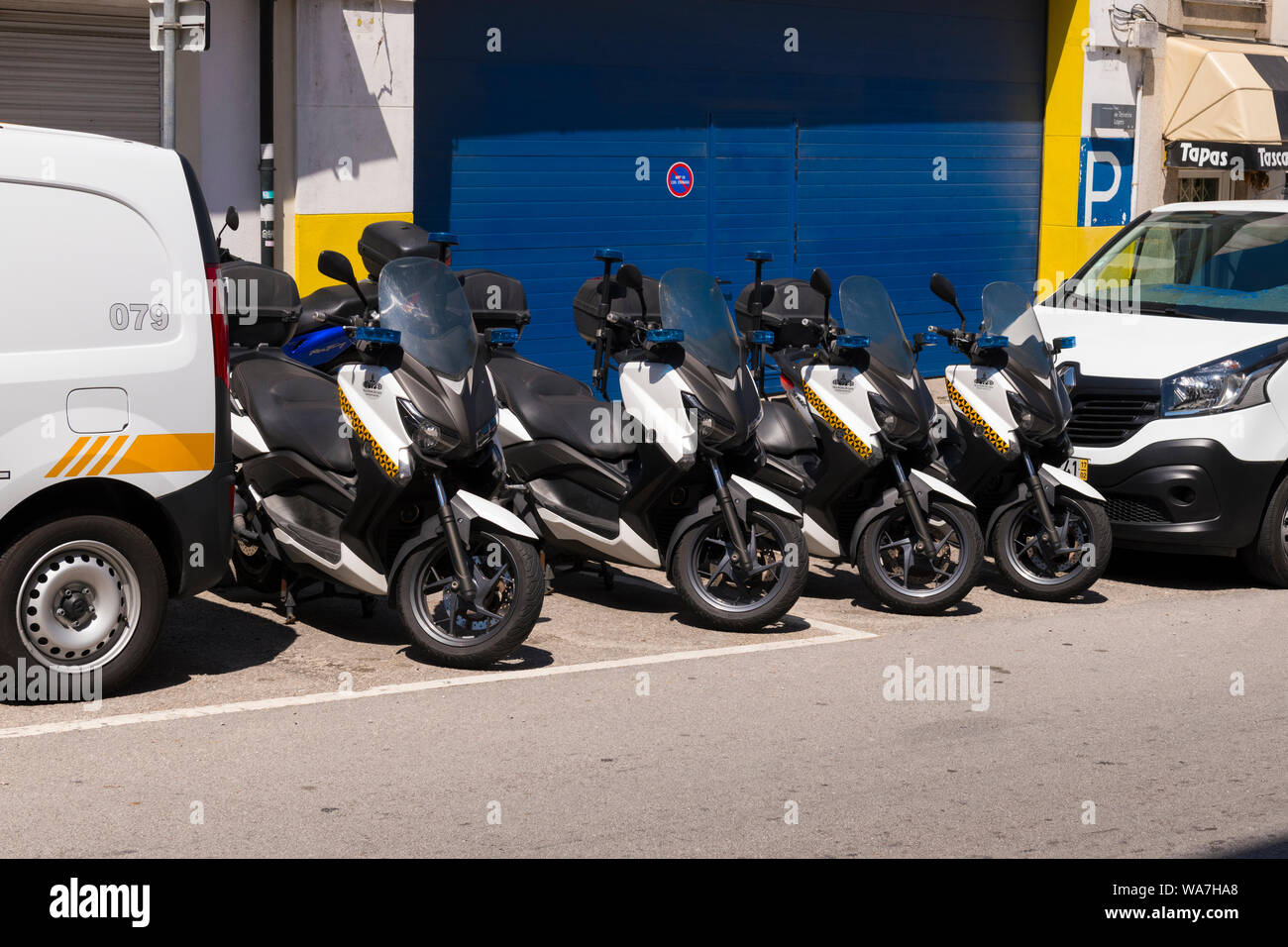 Il Portogallo Vila Nova de Gaia Policia Polizia Municipale Yamaha XMAX scooters parcheggiato alla stazione di polizia di scena di strada marciapiede marciapiede Foto Stock