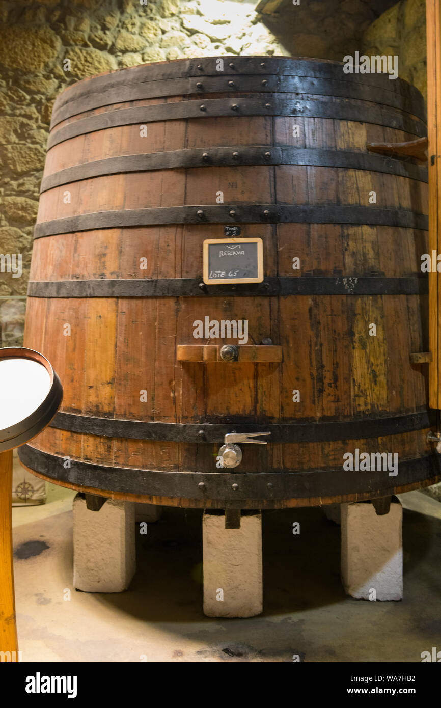 Il Portogallo Vila Nova de Gaia Quinta da Boeira fondata 1850 Cantina interni in legno fatti a mano in acciaio canna iva reserva sacco 65 fermentazione volume valvola guage Foto Stock