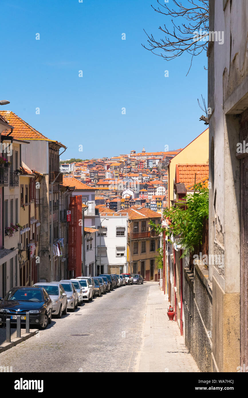 Il Portogallo Vila Nova de Gaia street scene panorama Porto Oporto immobili case auto balconi Foto Stock