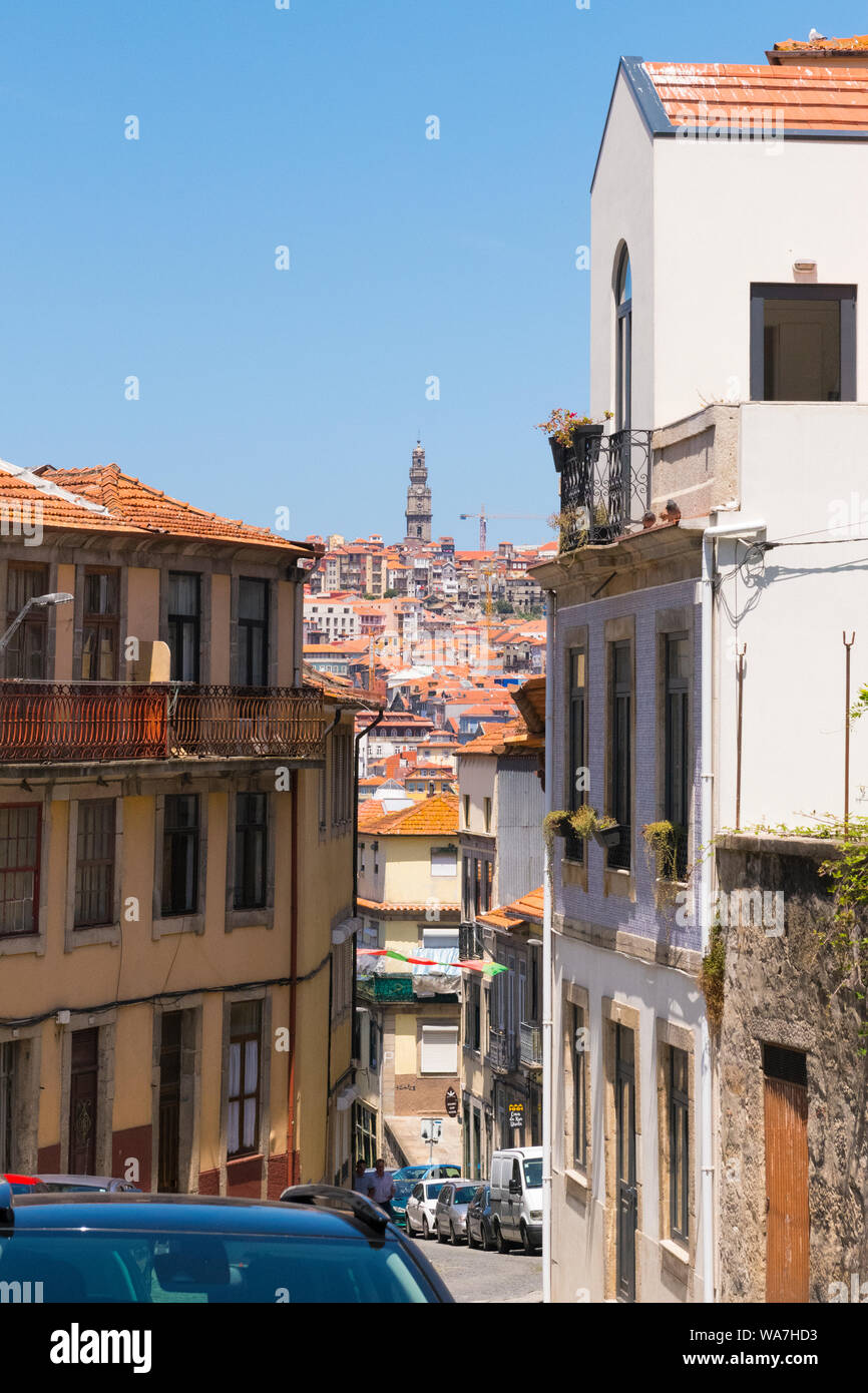 Il Portogallo Vila Nova de Gaia street scene panorama Porto Oporto immobili case auto balconi Torre dos Clérigos chierici gru a torre bandiere tegole rosse Foto Stock