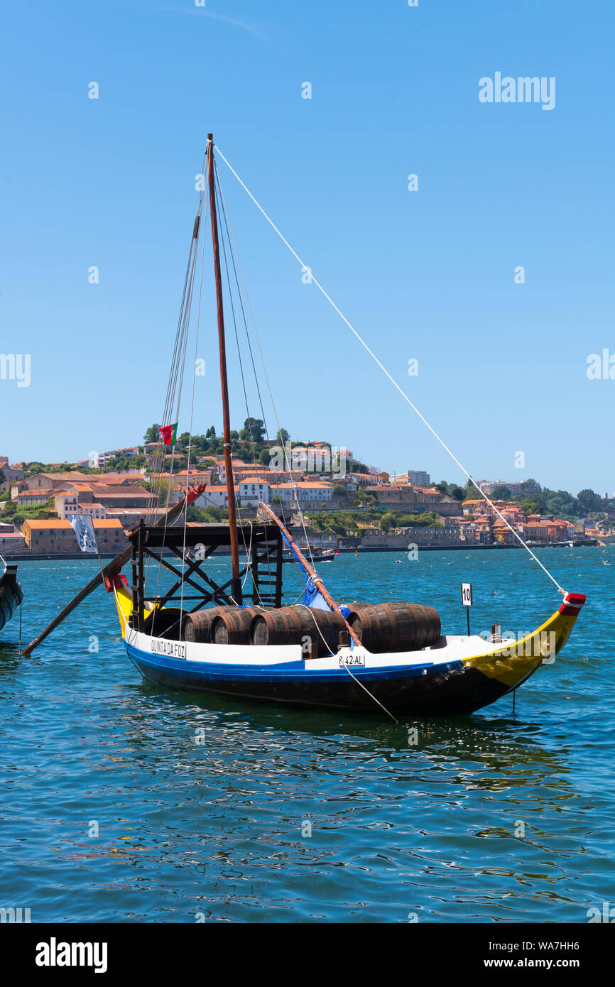 Il Portogallo Vila Nova de Gaia embankment promenade Rio Fiume Douro porto vecchio vino barca a vela ketch Quinta da Foz quinto del mese Foto Stock