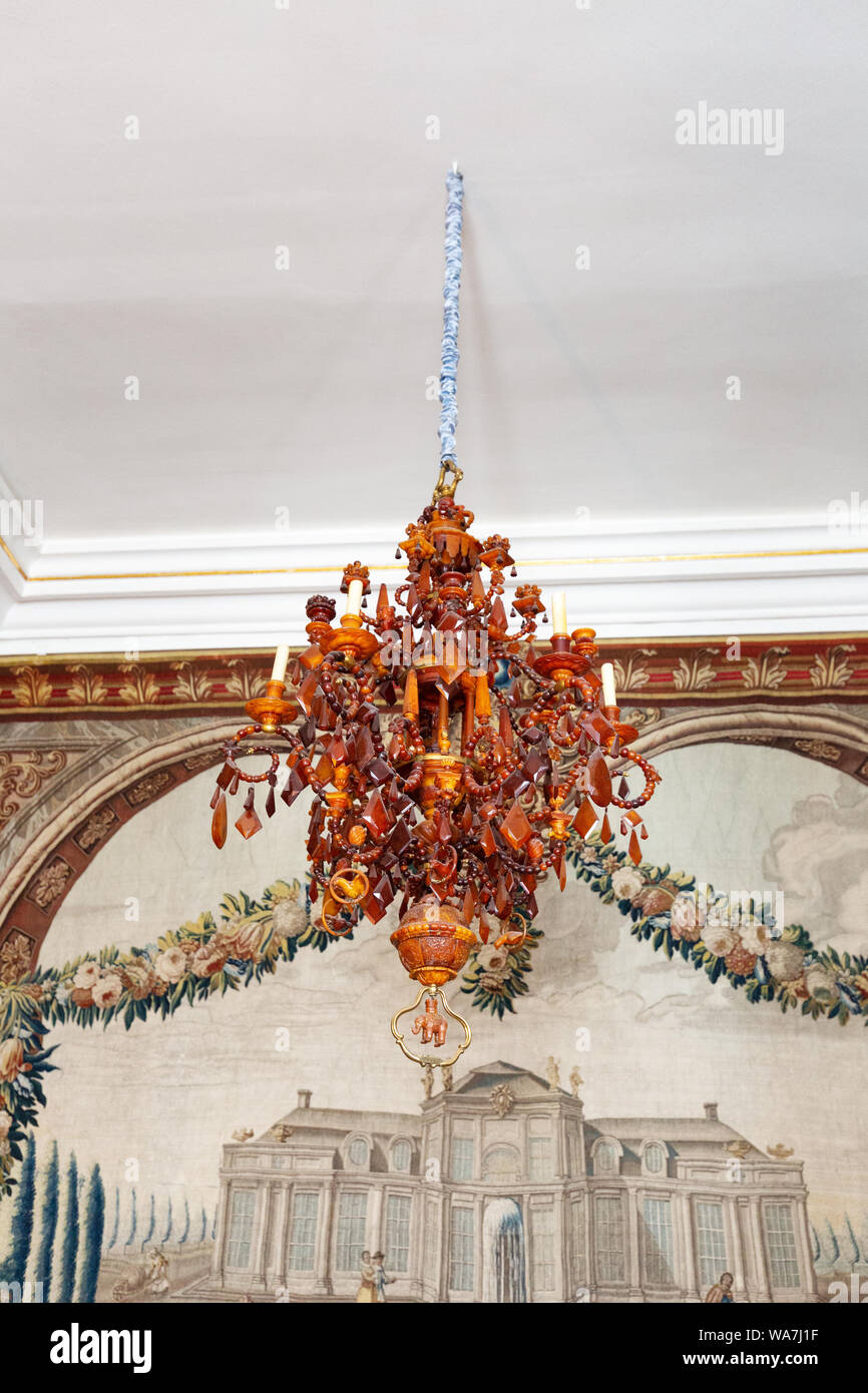 L'ambra lampadario appeso in Frederik V cabinet room, il Castello di Rosenborg interno, Copenhagen, Danimarca Scandinavia Europa Foto Stock