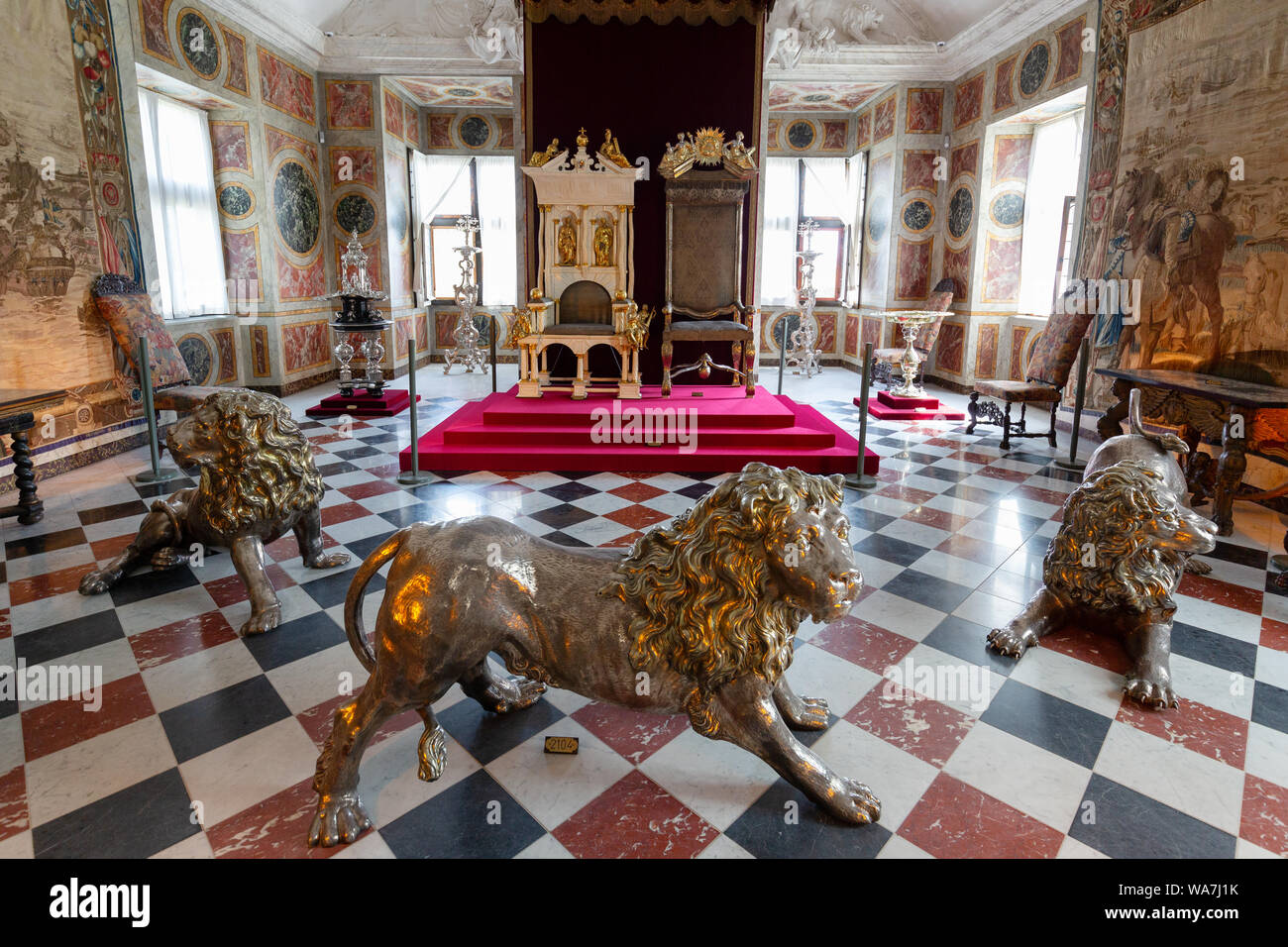 La sala principale o la sala grande, con leoni d'argento e troni; il castello di Rosenborg interno, Copenhagen DANIMARCA Scandinavia Foto Stock