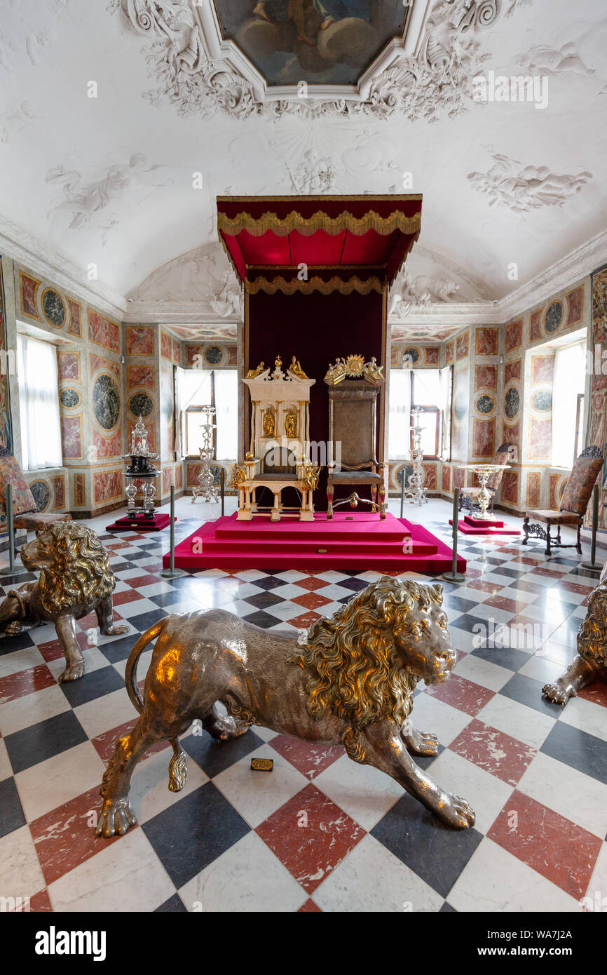 La sala principale o la sala grande, con leoni d'argento e troni; il castello di Rosenborg interno, Copenhagen DANIMARCA Scandinavia Foto Stock