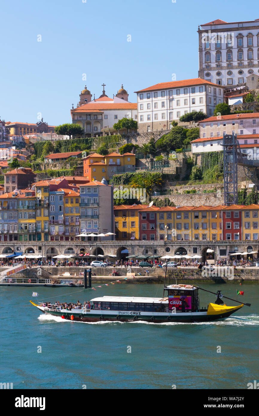 Il Portogallo panorama paesaggio cittadino di Oporto Porto da Vila Nova de Gaia su Rio Douro in barca sul fiume di acqua embankment Rua Cais Ribeira tourist bancarelle del mercato Foto Stock