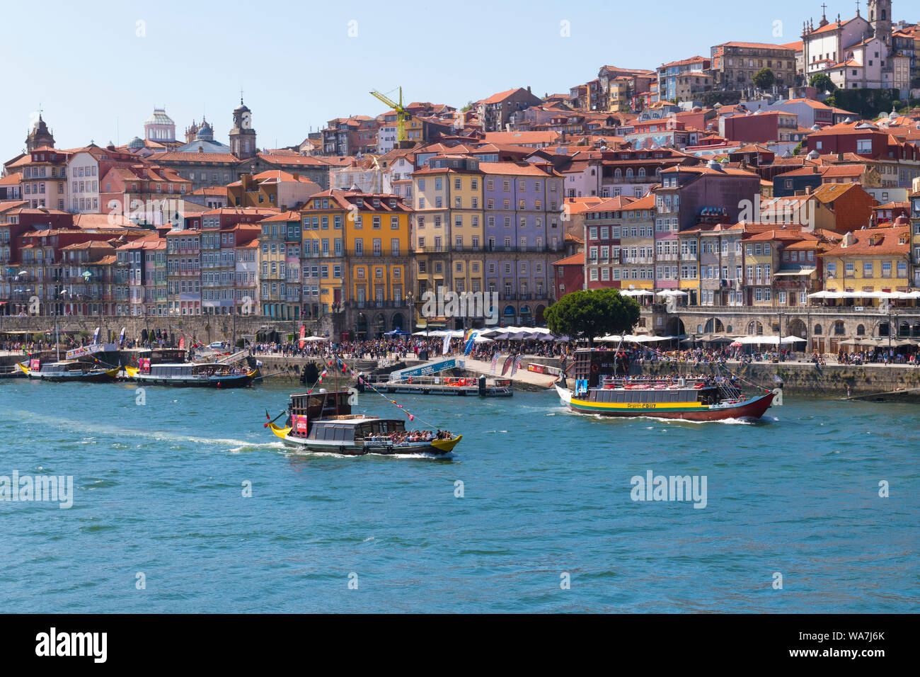 Il Portogallo panorama paesaggio cittadino di Oporto Porto da Vila Nova de Gaia su Rio Douro in barca sul fiume di acqua embankment Rua Cais Ribeira tourist bancarelle del mercato Foto Stock