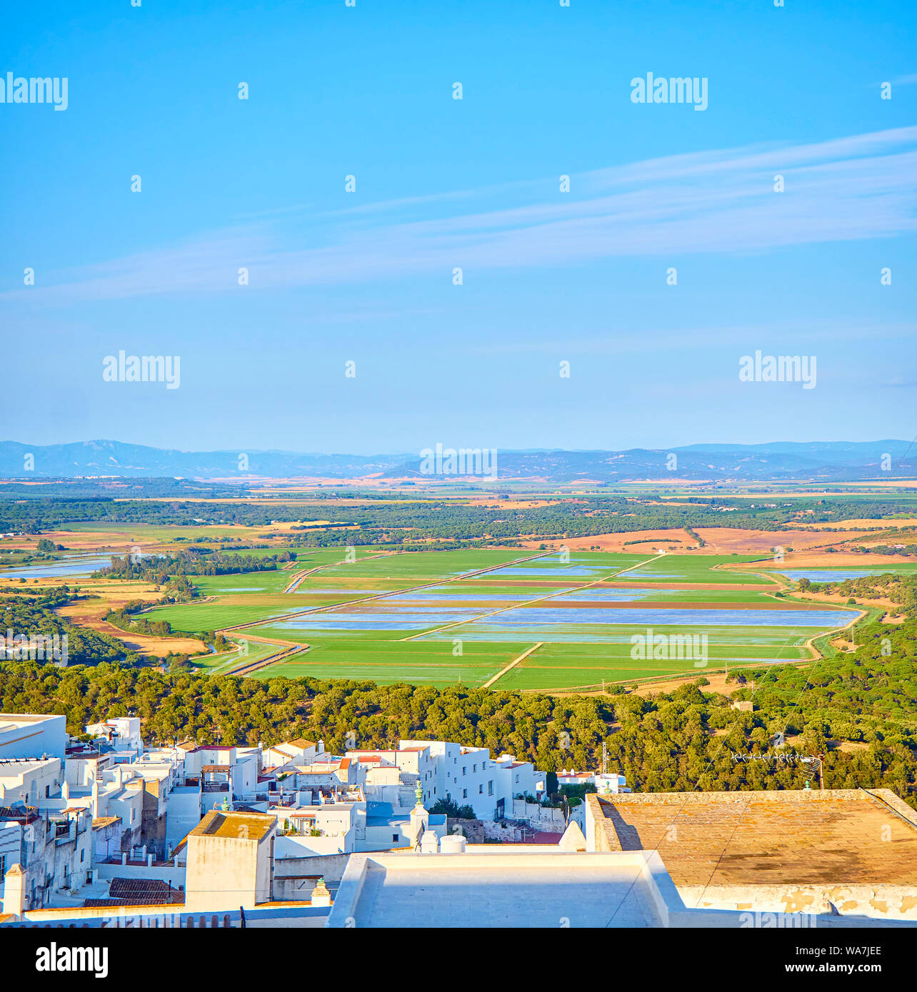 Una vista del La Janda county con le paludi di Barbate fiume. Vejer de la Frontera downtown. La provincia di Cadiz Cadice, Andalusia, Spagna. Foto Stock