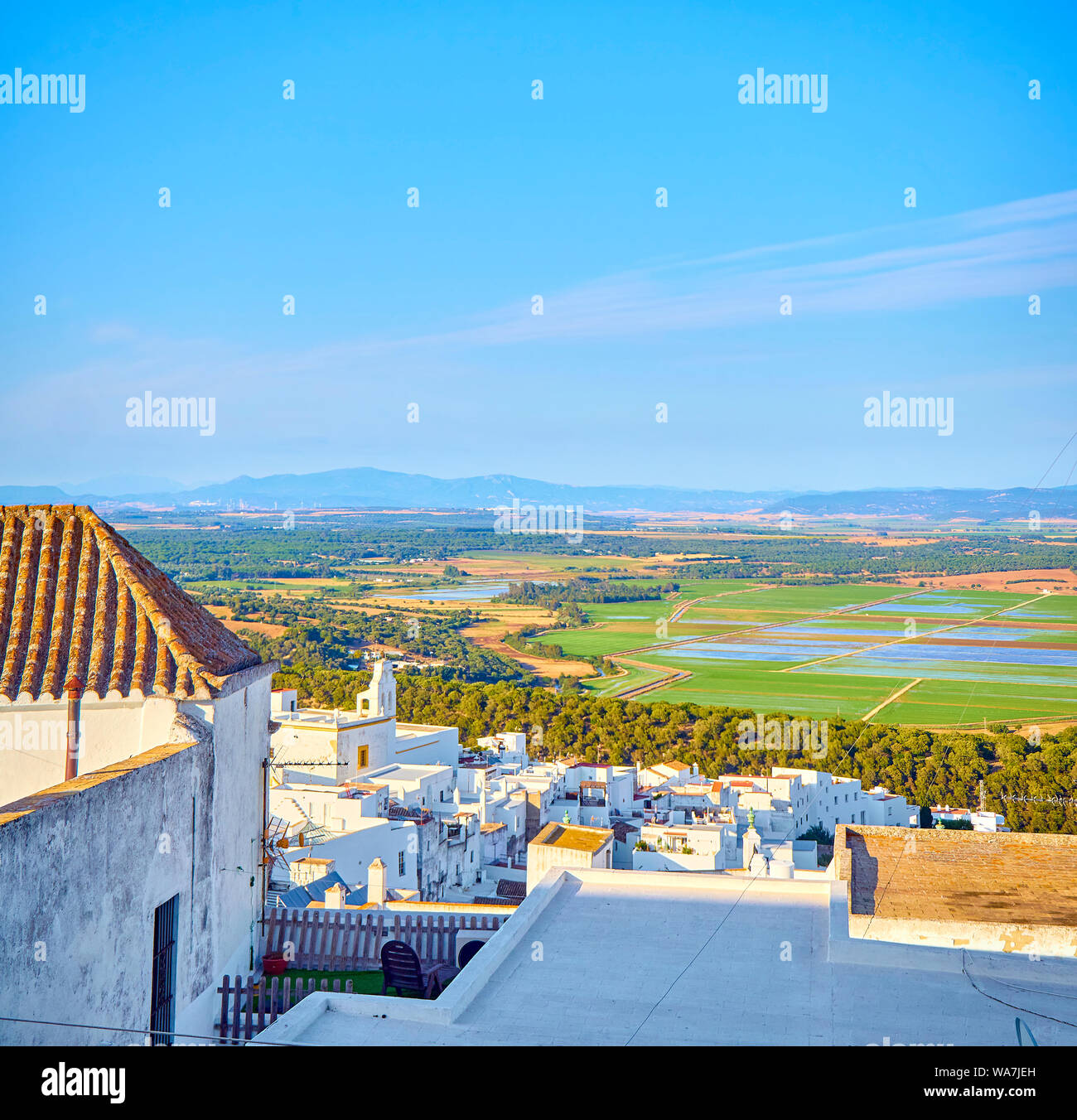 Una vista del La Janda county con le paludi di Barbate fiume. Vejer de la Frontera downtown. La provincia di Cadiz Cadice, Andalusia, Spagna. Foto Stock