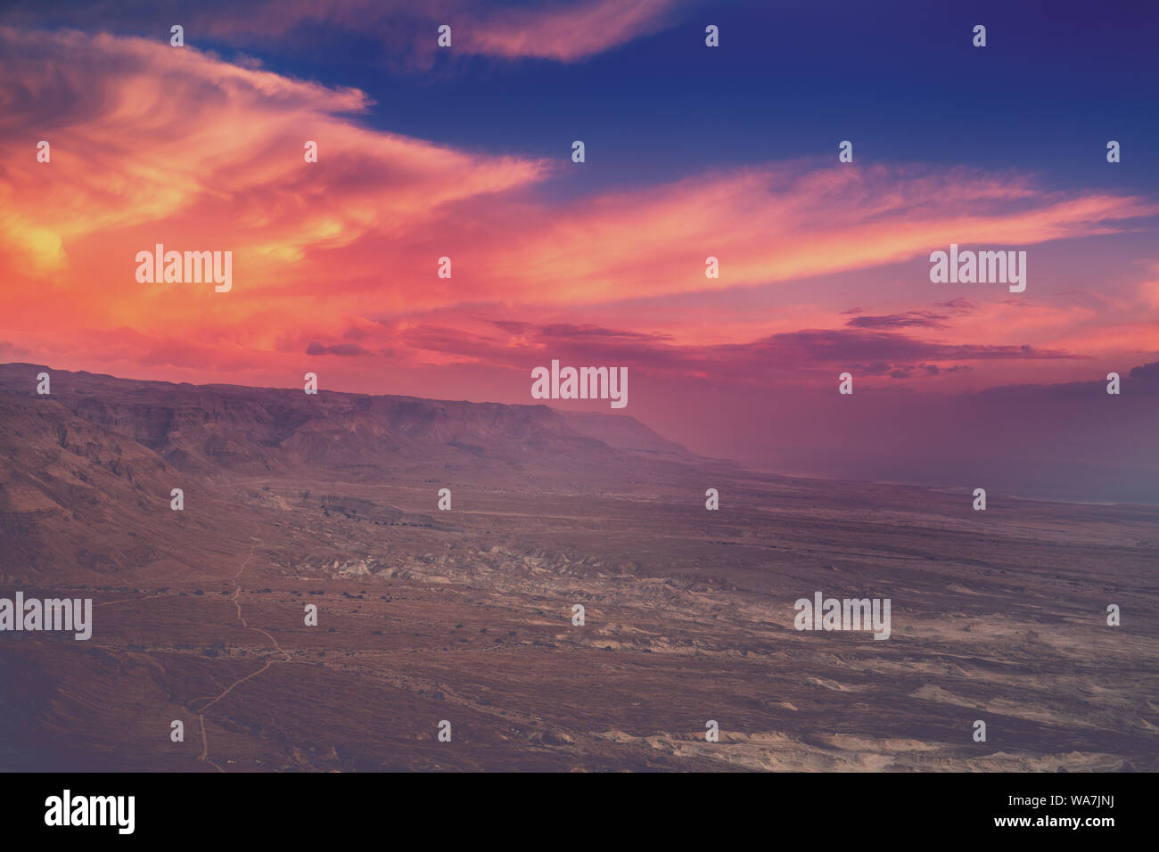 Montagna paesaggio del deserto. Vista della valle dal monte. Il deserto nella mattina presto. Bellissima alba oltre a Masada con drammatica del cielo. La Giudea Foto Stock