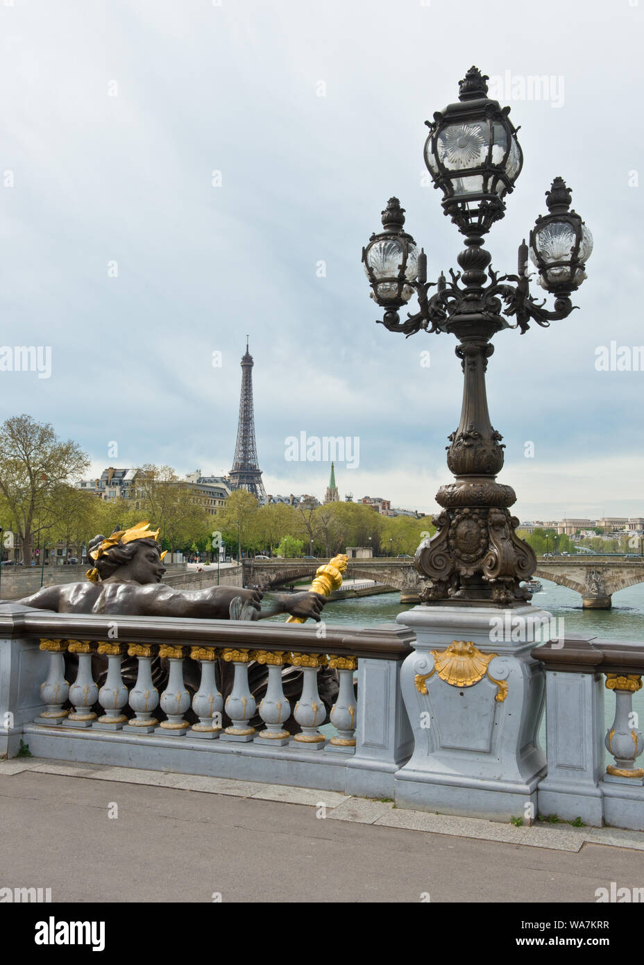 Pont ponte Alexandre III e la Torre Eiffel. Parigi, Francia Foto Stock