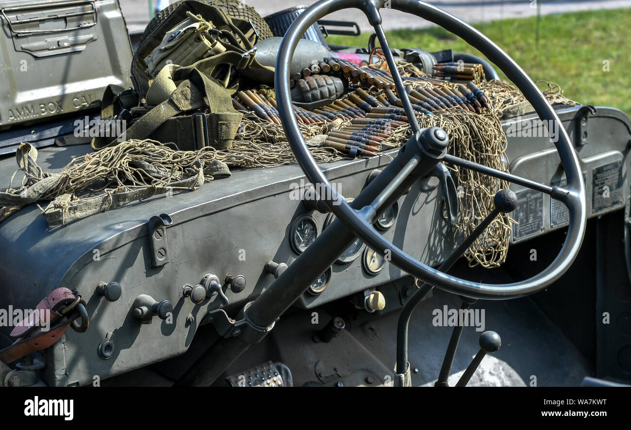 Una jeep militari si siede con un trattino ingombra di netting e granate e bullet gusci Foto Stock