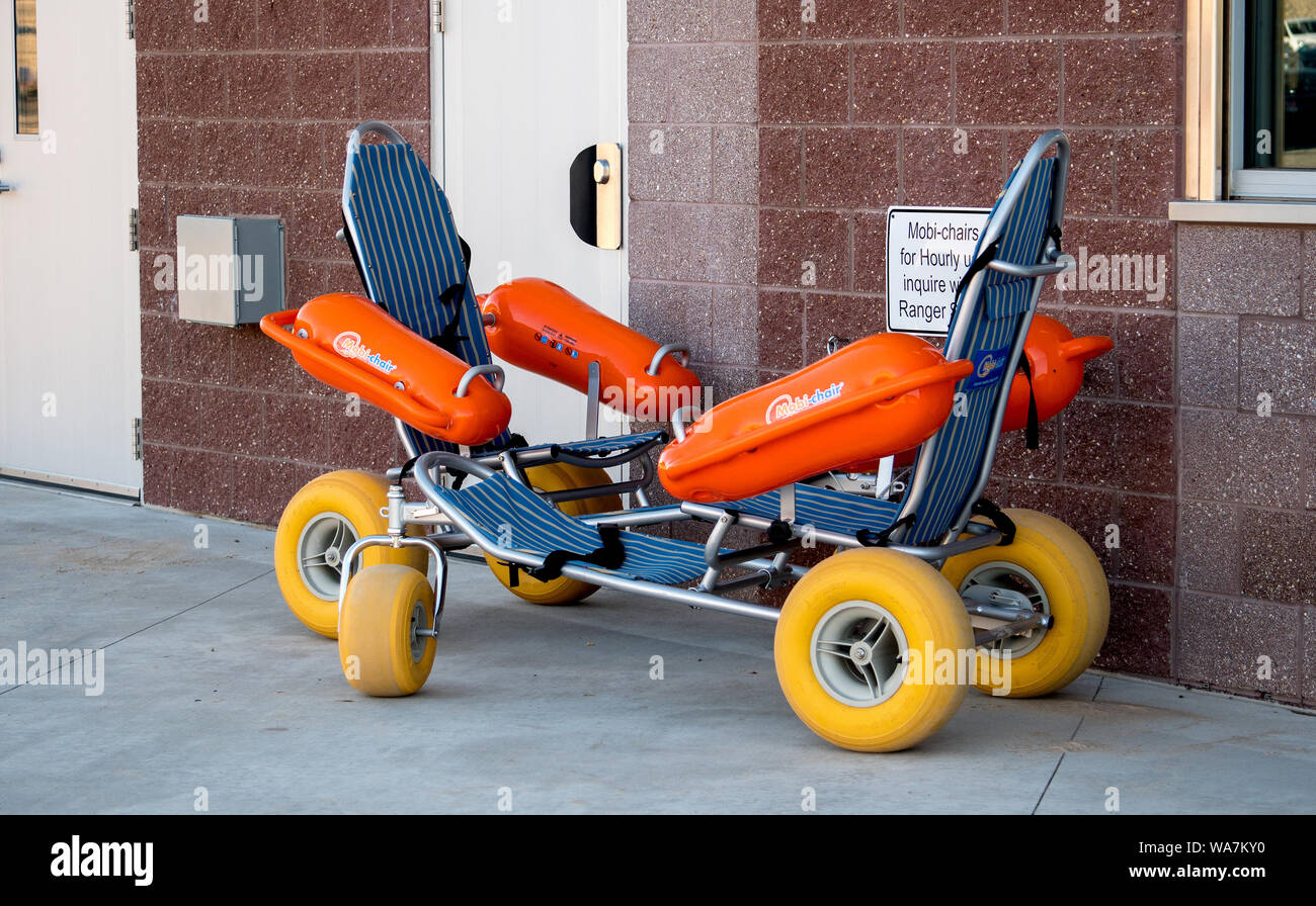 Un mobi sedia per affittare... un galleggiante una sedia a rotelle per disabili gli individui in modo che possano più facilmente godere la spiaggia Foto Stock